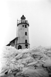 Kruiend ijs bij vuurtoren, Marken, van IJsselmeer vuurtoren met ijs, Bestanddeelnr 924-1555