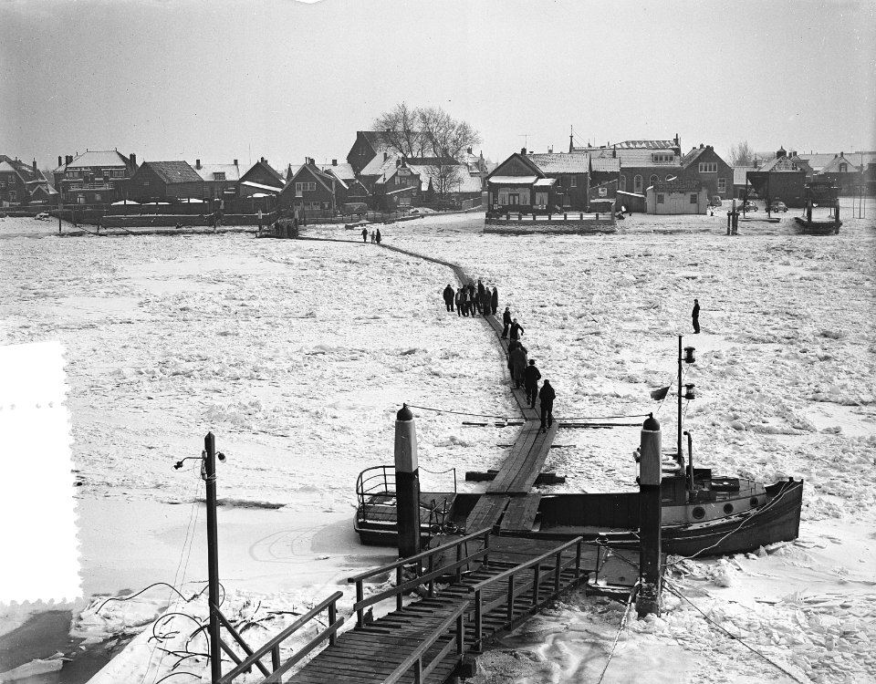 Krimpen aan de IJssel voetgangers over de rivier over pad gemaakt van loopplanke, Bestanddeelnr 907-6036