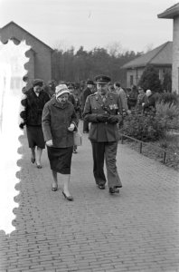 Koningin Juliana bezoekt de Ir Jonkie school te Hwijk, Bestanddeelnr 910-8475
