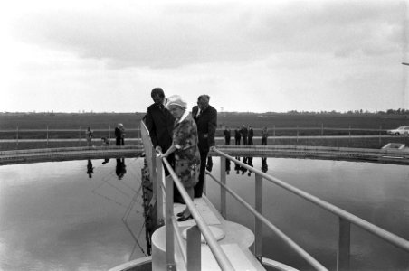 Koningin Juliana bezichtigt de waterzuiveringsinstallatie, Bestanddeelnr 927-1348
