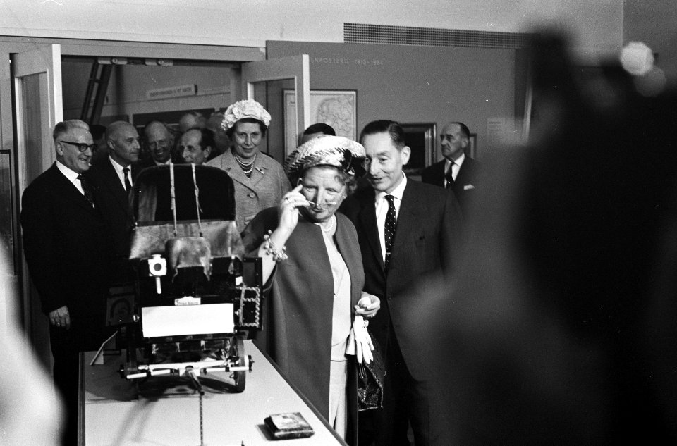 Koningin Juliana bezoek gebracht aan het Staatsbedrijf PTT in Den Haag, Bestanddeelnr 915-0854