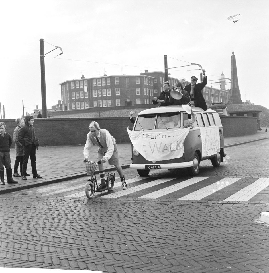 Kruik boegwater van radioschip Veronica, op autopeds als estafette naar Utrecht , Bestanddeelnr 918-7579