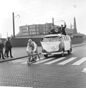 Kruik boegwater van radioschip Veronica, op autopeds als estafette naar Utrecht , Bestanddeelnr 918-7579