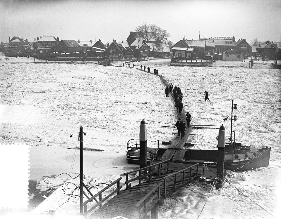 Krimpen aan de IJssel voetgangers over de rivier over pad gemaakt van loopplanke, Bestanddeelnr 907-6038
