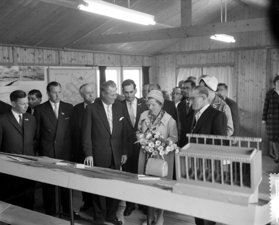 Koningin Juliana bezoekt de Deltawerken bij Katseveer, Hare Majesteit bekijkt ma, Bestanddeelnr 911-2493