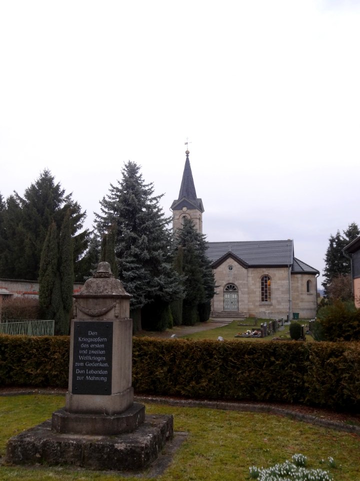 Kriegerdenkmal und Kirche in Kleinkeula