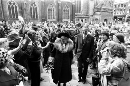 Koningin Juliana bezoekt Fa Joh Enschede in Haarlem aankomst in juichende men, Bestanddeelnr 929-9257