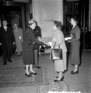 Koningin Juliana bezoekt een tentoonstelling in het Stedelijk Museum, Bestanddeelnr 906-0258