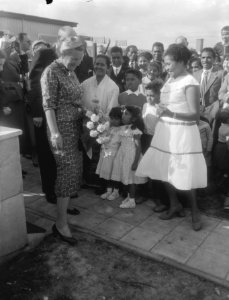 Koningin Juliana bezoekt een Ambonees woonoord, Bestanddeelnr 909-8389