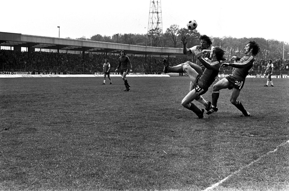 Kreuz (Feyenoord) in duel met Drost (20, FC Twente) en Van der Vall (21, FC Twen, Bestanddeelnr 927-9189