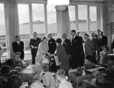 Koningin Juliana bezoekt Beatrixschool in West, Bestanddeelnr 905-9428