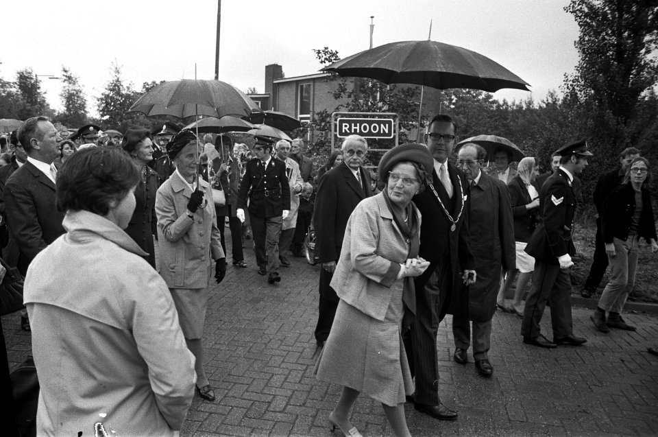 Koningin Juliana bezoekt de gemeenten Rhoon, Poortugaal en Maassluis ( Zuid Holl, Bestanddeelnr 924-9703