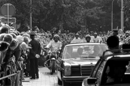Koningin bezoekt Haren (Groningen) met bommelding veel politie op de weg, Bestanddeelnr 928-1451