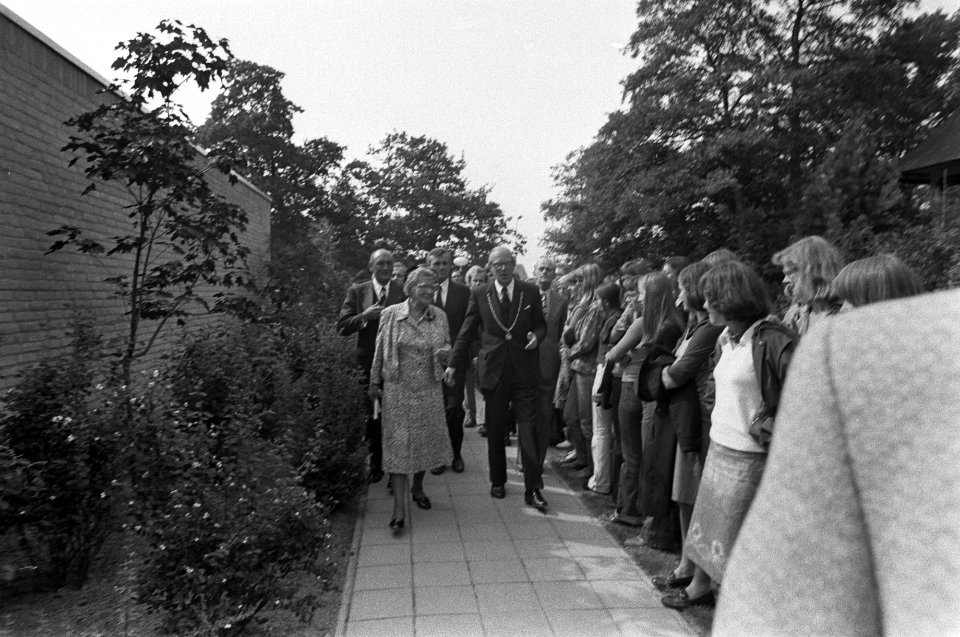 Koningin bezoekt Haren (Groningen) met bommelding Koningin tijdens wandeling, Bestanddeelnr 928-1449