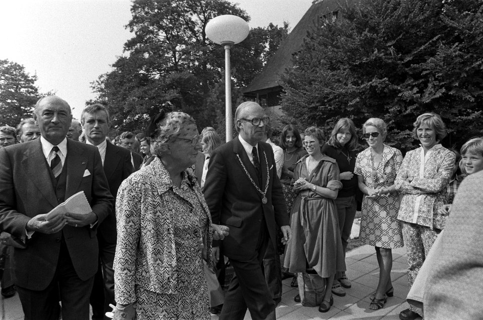 Koningin bezoekt Haren (Groningen) met bommelding Koningin tijdens wandeling, Bestanddeelnr 928-1450