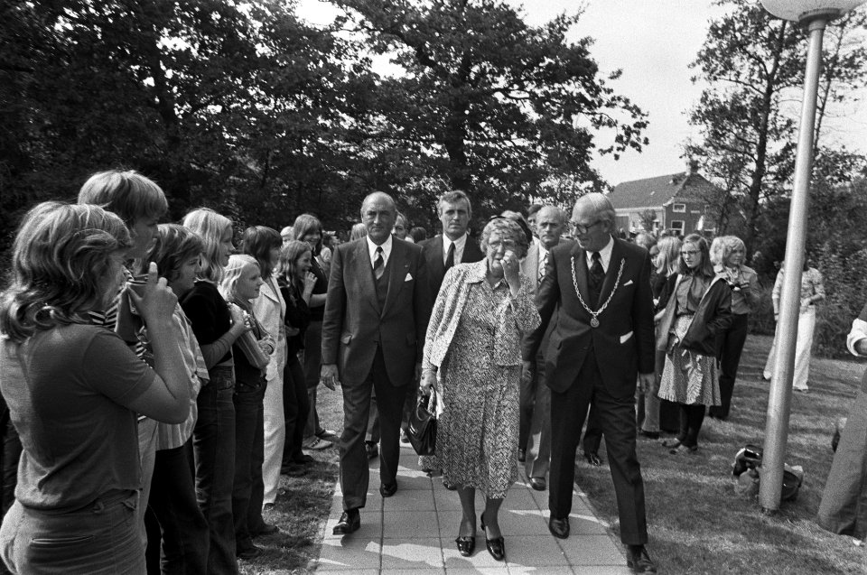 Koningin bezoekt Haren (Groningen) met bommelding koningin Juliana bij aankomst, Bestanddeelnr 928-1445