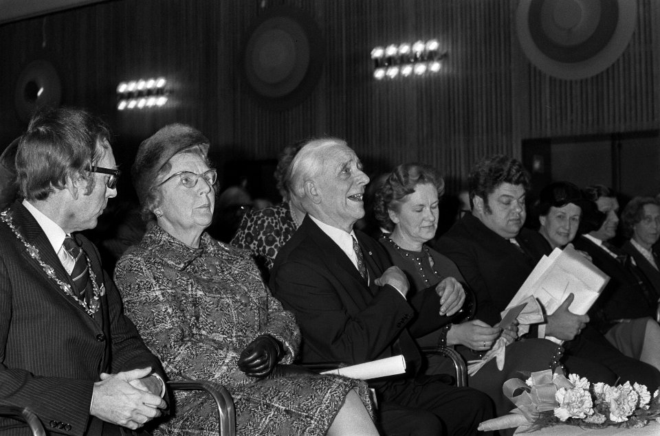 Koningin bij vijftig jarig bestaan Hollanse Molen, rechts staatssecretaris Vonho, Bestanddeelnr 926-2583