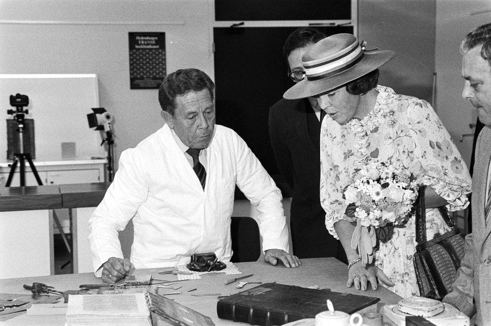 Koningin Beatrix op de boekenrestauratie-afdeling, Bestanddeelnr 932-3461