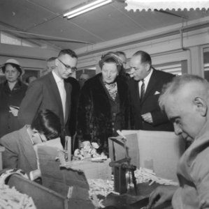Koningin bezoekt Ede-Wageningen, rondgang door de werkplaats, Bestanddeelnr 911-1102