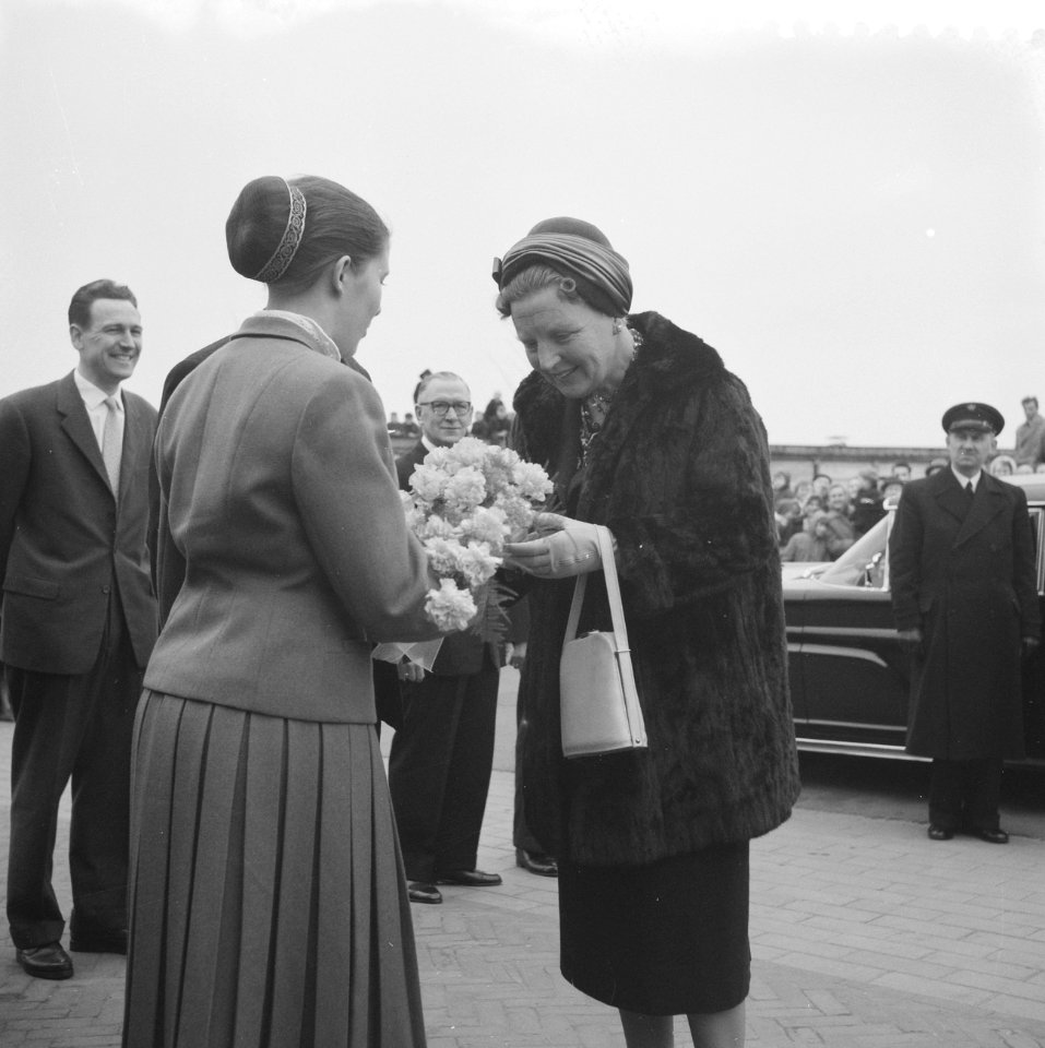 Koningin bezoekt Ede-Wageningen, aanbieden van bloemen, Bestanddeelnr 911-1101