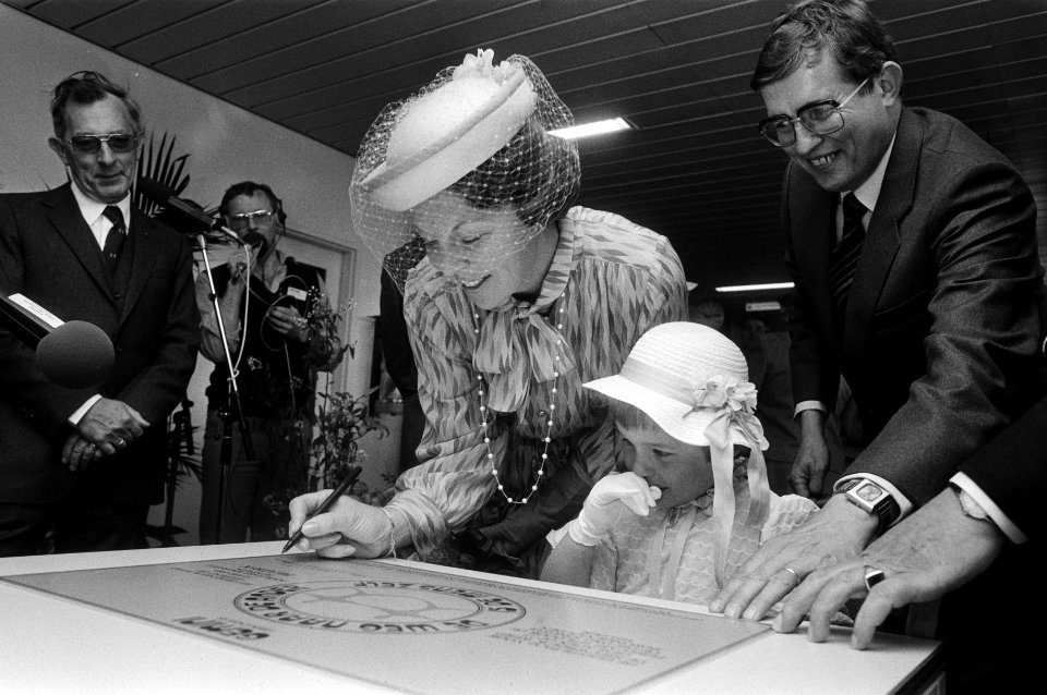 Koningin Beatrix zet haar handtekening bij het vignet van het ziekenhuis samen m, Bestanddeelnr 932-5859