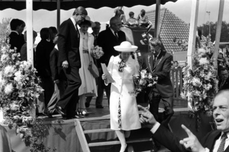 Koningin Beatrix wordt de trap af geholpen door de burgemeester na de aubade, ac, Bestanddeelnr 932-5782