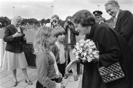 Koningin Beatrix woont de jubileum-sluitdag van de Zwaluwen Jeugd actie t.b.v. P, Bestanddeelnr 933-0630