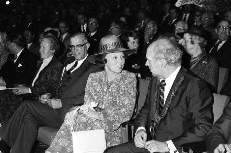 Koningin Beatrix woont in Congresgebouw in Den Haag jubileumbijeenkomst bij t.g., Bestanddeelnr 932-1510