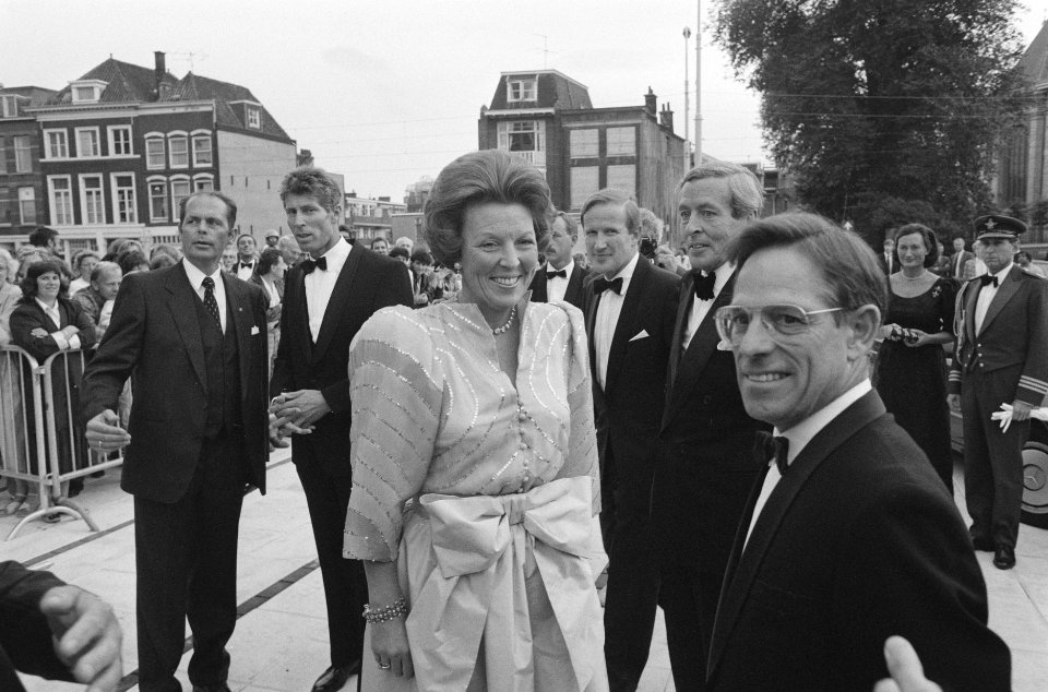Koningin Beatrix voor het eerst in openbaar na ziekte bij opening Muziek-en Dans, Bestanddeelnr 934-0719