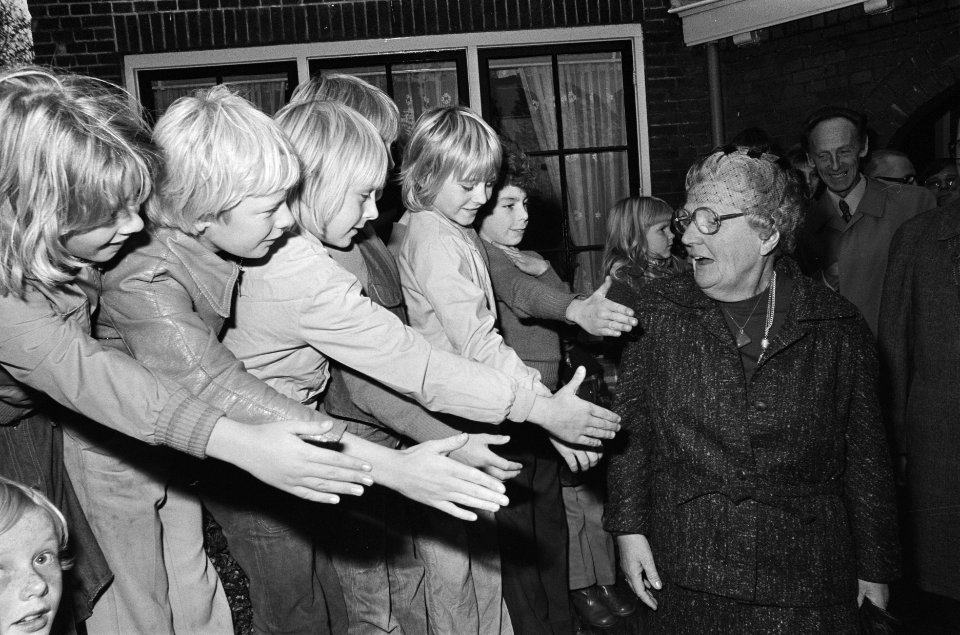 Koningin bezoekt Renovatiewinkel in Leiden veel kinderen willen Koningin een ha, Bestanddeelnr 928-8331