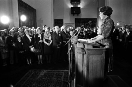 Koningin Beatrix spreekt de gasten toe in de hal, Bestanddeelnr 932-3565
