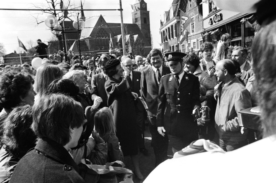 Koningin Beatrix wandelt door Hillegom, Bestanddeelnr 932-5691