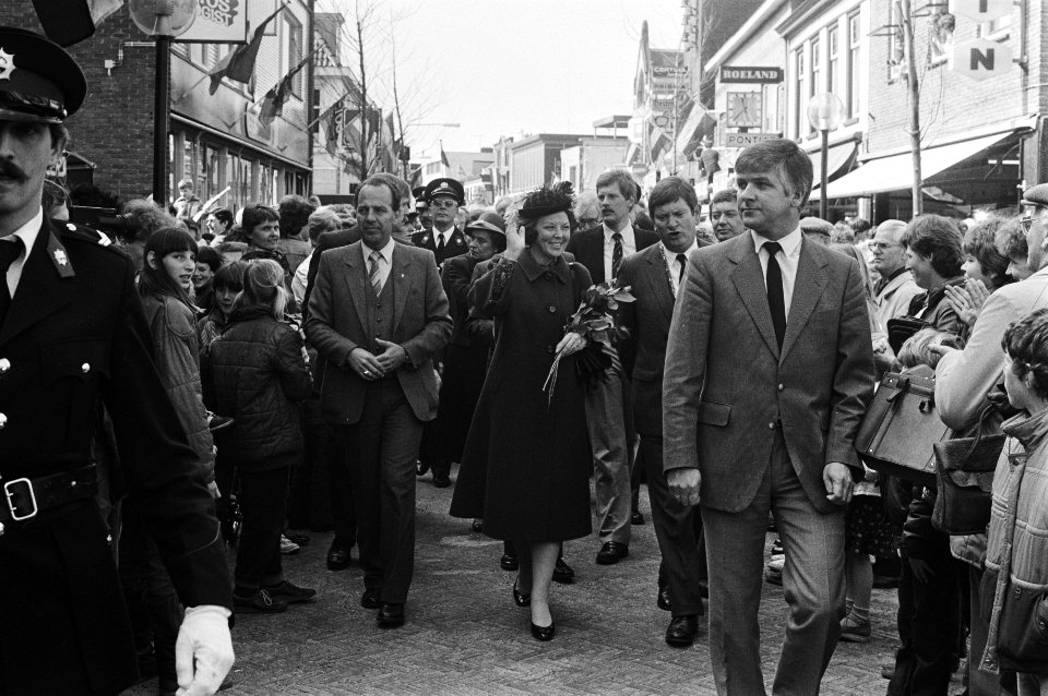Koningin Beatrix wandelt door Hillegom, Bestanddeelnr 932-5690