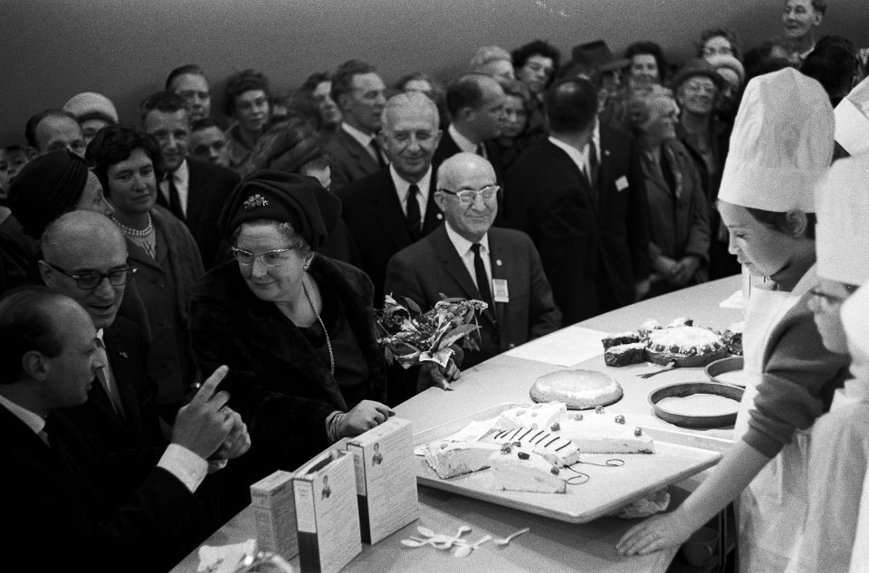 Koningin Juliana bezoekt een stand waar kinderen banket bakken, Bestanddeelnr 915-7364