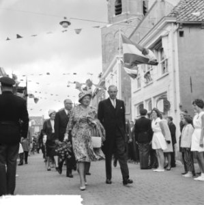 Koningin Juliana begeeft zich te voet naar het weeshuis, Bestanddeelnr 914-2863