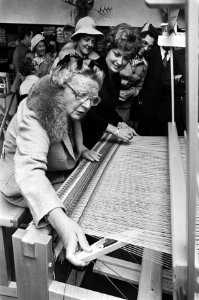 Koningin Juliana aan een weefgetouw, Bestanddeelnr 928-7980