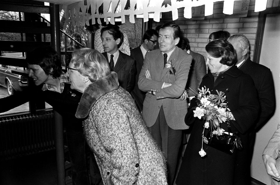 Koningin Juliana , Prinses Beatrix en Prins Claus bij 10-jarig bestaan De Hunne, Bestanddeelnr 927-8544