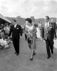 Koningin Juliana arriveert bij het revalidatiecentrum in Valkenburg, Bestanddeelnr 919-5616