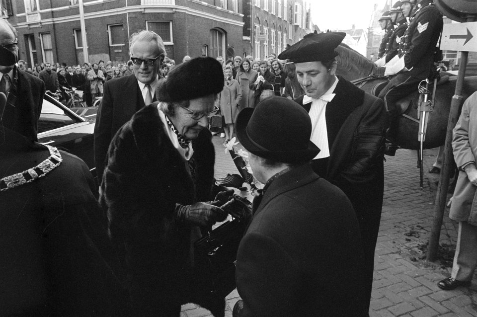 Koningin Juliana arriveert bij de Domkerk, Bestanddeelnr 925-2192