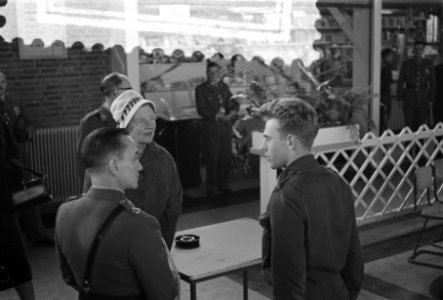 Koningin Juliana bezoekt de Ir Jonkie school te Hwijk, Bestanddeelnr 910-8473