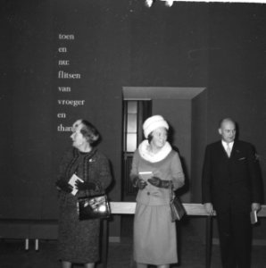 Koningin Juliana , prins Bernhard en prinses Beatrix bij opening tentoonstelling, Bestanddeelnr 915-8028