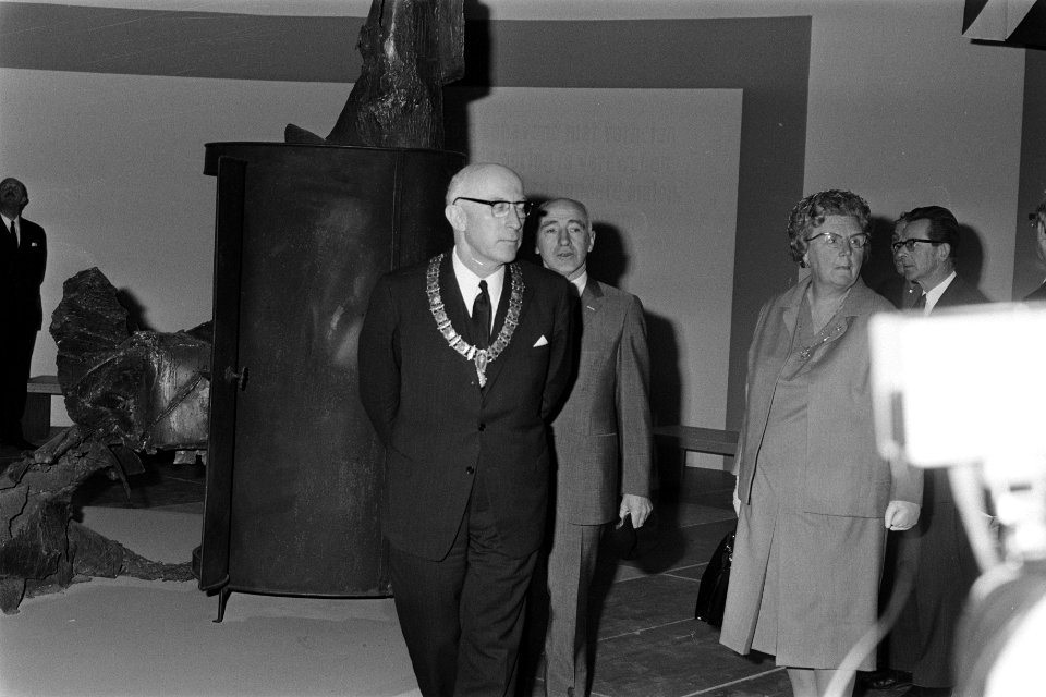 Koningin Juliana (r)wordt tijdens rondleiding vergezeld door burgemeester Ivo Sa, Bestanddeelnr 923-4645