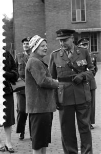 Koningin Juliana bezoekt de Ir Jonkie school te Hwijk, Bestanddeelnr 910-8474
