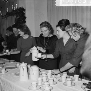 Koningin Juliana (m) en de prinsessen Irene (l) en Margriet (r) schenken chocola, Bestanddeelnr 915-8766