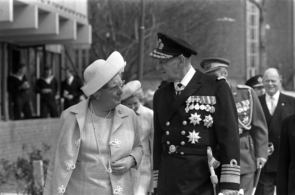 Koningin Juliana (l) en koning Frederik van Denemarken (r), Bestanddeelnr 923-4679