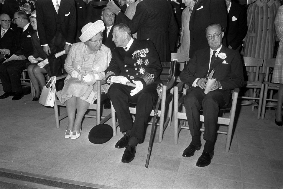 Koningin Juliana (l), koning Frederik van Denemarken (m) en prins Bernhard (r), Bestanddeelnr 923-4682