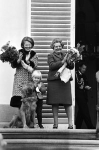 Koningin Juliana , Prinses Beatrix en Prins Willem Alexander luister naar aubade, Bestanddeelnr 923-9652