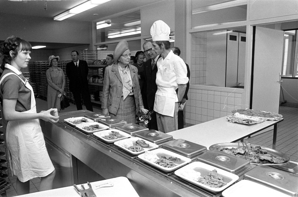 Koningin Juliana bezoekt de keuken van een ziekenhuis, Bestanddeelnr 925-5389
