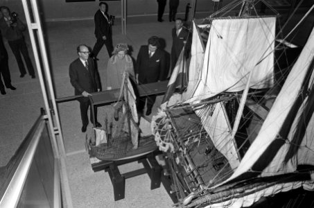 Koningin Juliana bezoekt afdeling Nederlandse geschiedenis in Rijksmuseum Amster, Bestanddeelnr 925-0667