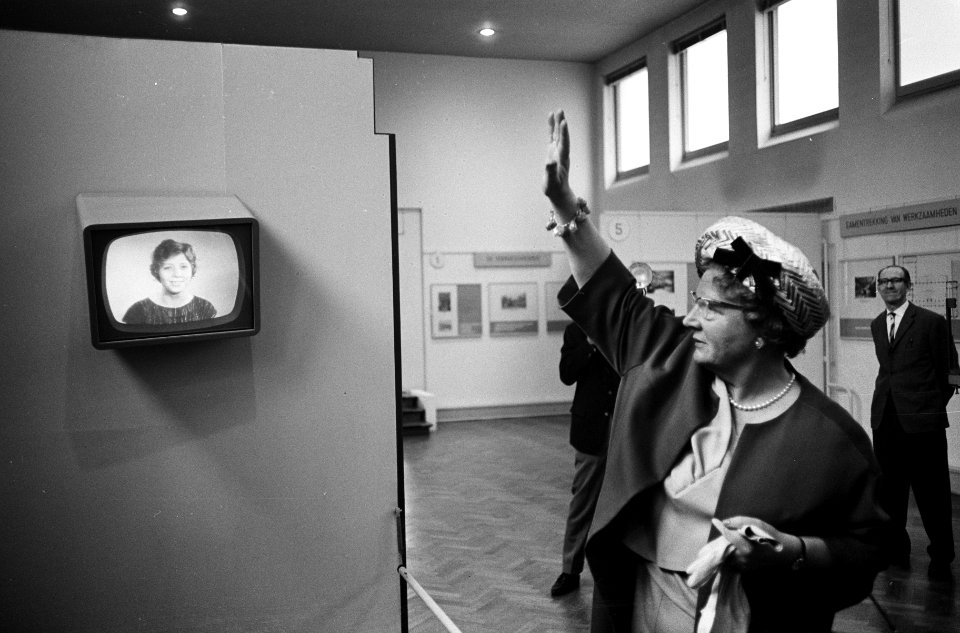 Koningin Juliana bezoek gebracht aan het Staatsbedrijf PTT in Den Haag Hare Ma, Bestanddeelnr 915-0852